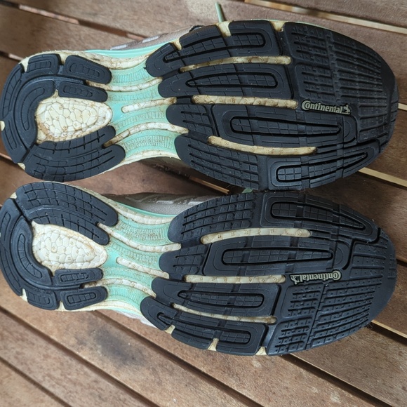Women's size 9 Adidas Supernova Boost running shoes in grey and mint green - Picture 3 of 4